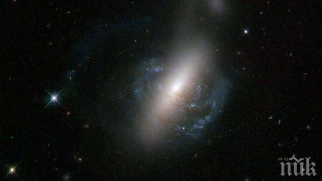 Телескопът „Хъбъл“ засне космически светлинен меч
