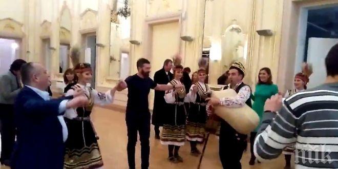 Антонио Бандерас се влюби в българските традиции! Изненадващо игра хоро с Ангелкова (видео)
