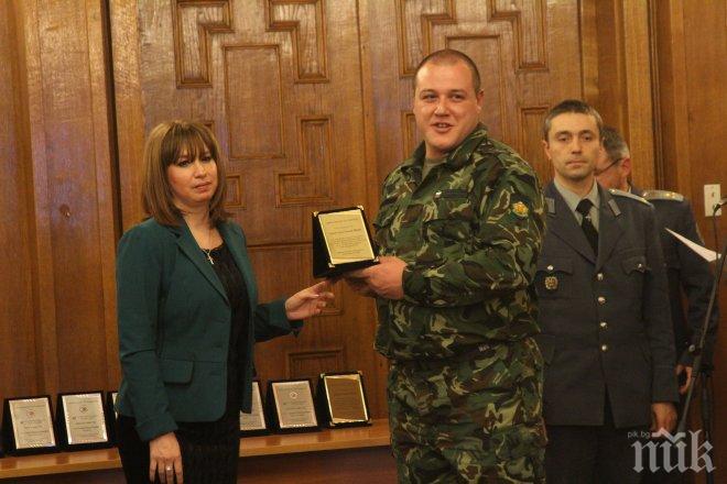 Военните наградиха Ваня Стамболова и Гошо Гюлето 