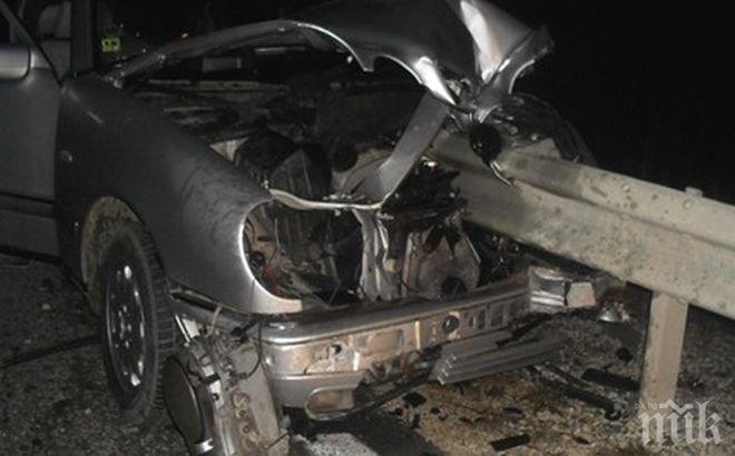 ЧУДО! Пиян шофьор се наниза в мантинела с Мерцедес и остана жив, вижте потресаващи снимки на тузарското возило! 