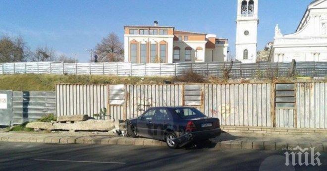 Кола се заби в стената на Голямата Базилика в пловдив