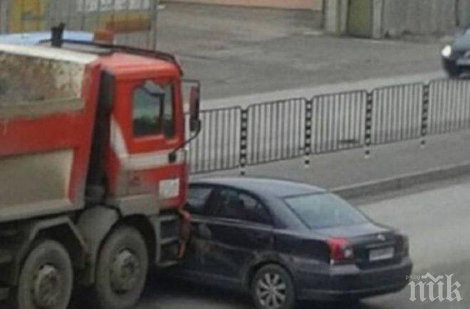 Катастрофа в Плевен: Камион нацели кола (снимки)