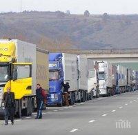 Километрична опашка от камиони блокира Дунав мост