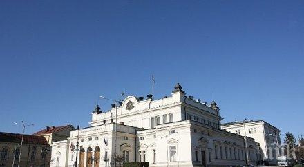 две коли сблъскаха парламента движението блокирано