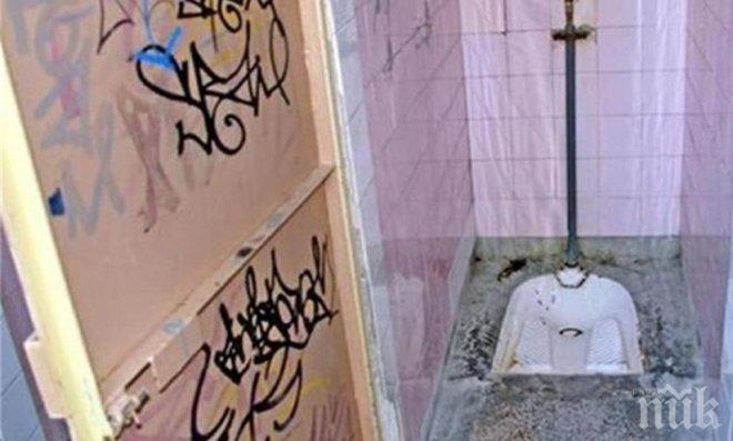 Тоалетните във варненско училище преливат от смартфони
