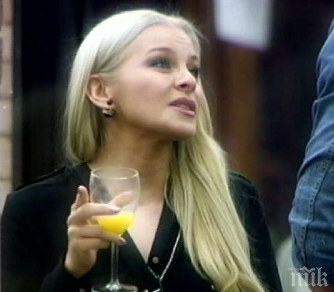 Деси Слава окраде Антония Петрова! Вижте как певицата копира миската (снимка)