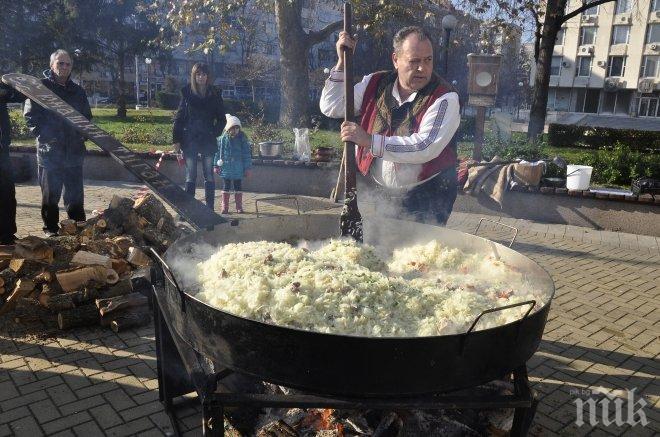 ПИК TV: Коледен кебап сготвиха в най-големия тиган в Димитровград