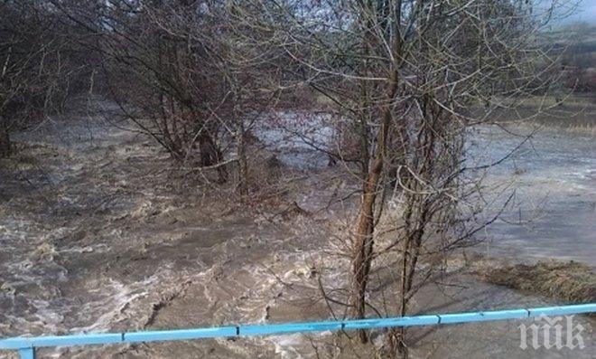 Мостът между селата Блажиево и Усойка поддаде, крие опасност за преминаващите
