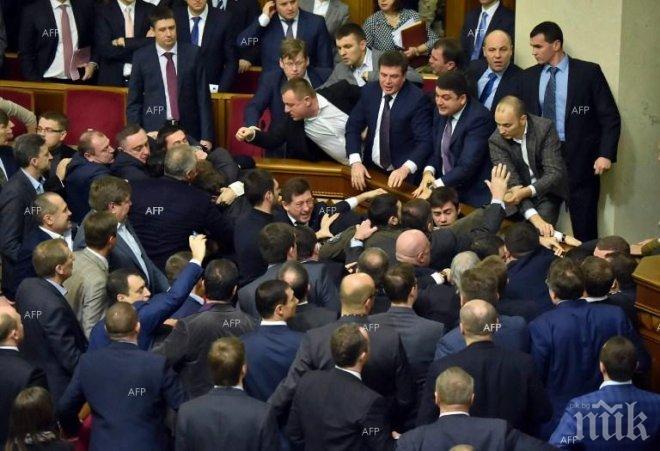 Отхапаха ухото на активист при бой в украински общински съвет 