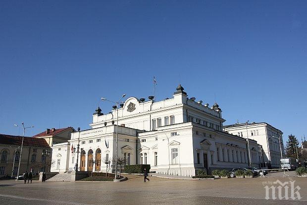 Две коли се сблъскаха пред парламента, движението е блокирано