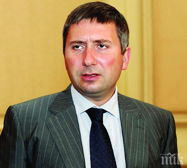 СКАНДАЛ! Депутат се фука в парламента с подарък от Иво Прокопиев, журналистите в шок!