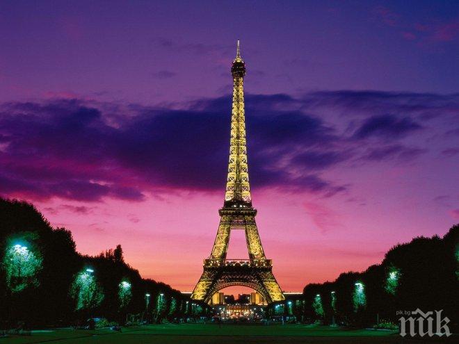 Арт инсталация от каски от Втората Световна война пред кметството в Париж