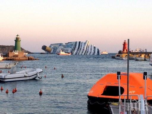 Усилията за издирване на оцелели след корабокрушението край Индонезия продължават