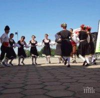 Жена се потроши на хоро