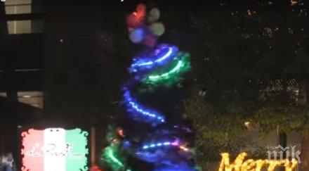 мъж преоблече елха вдъхне коледно настроение жителите токио видео