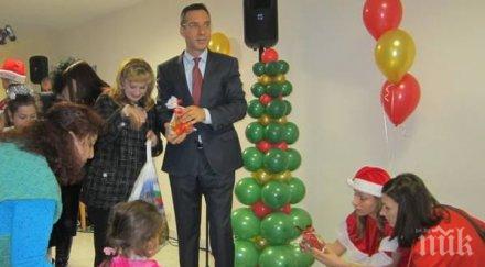 дядо коледа снежанка раздадоха подаръци малките пациенти мбал бургас снимки