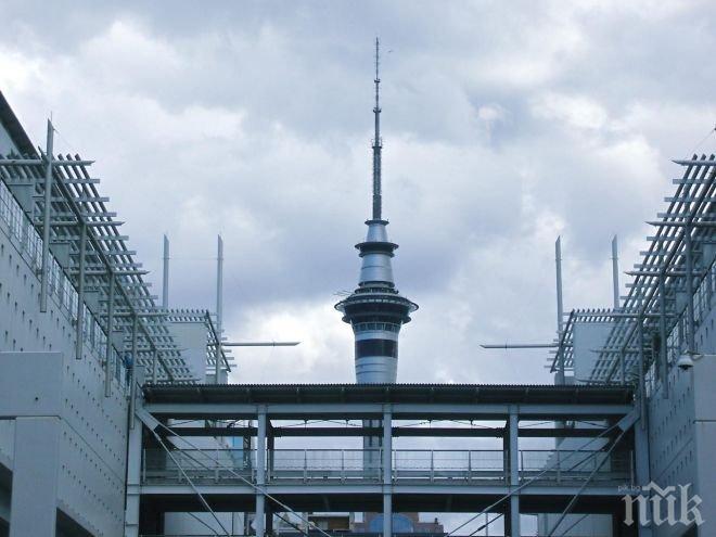 Авария остави 50 души блокирани в капсула в увеселителен парк