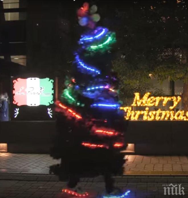 Мъж се преоблече като елха, за да вдъхне коледно настроение на жителите на Токио (видео)