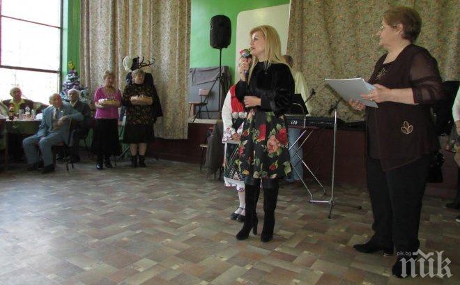 Светлана Ангелова от ГЕРБ приветства участниците в коледно тържество на Асоциация на пенсионерите в България
