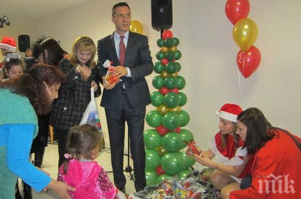 Дядо Коледа и Снежанка раздадоха подаръци на малките пациенти в МБАЛ-Бургас (снимки)