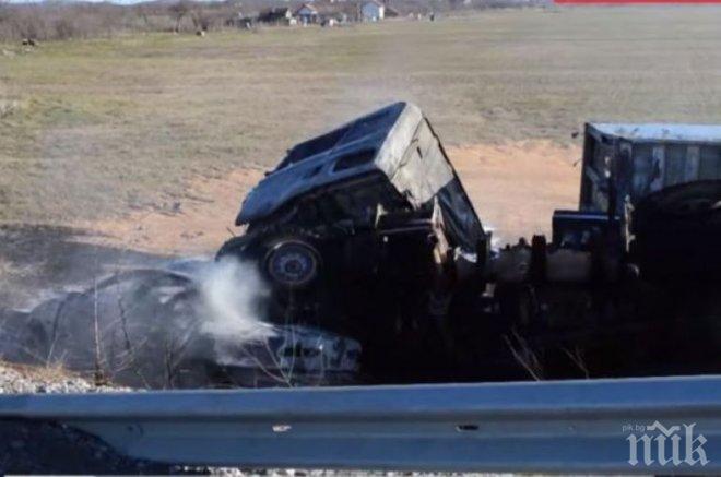 Жестока катастрофа край Враца: Камион помете кола – паднаха в дере и се запалиха (видео)