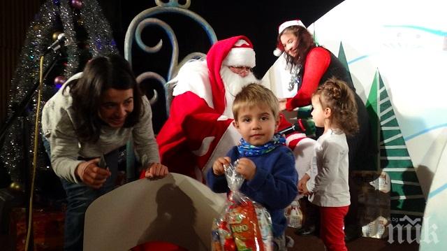 Малките зрители на Кукления театър в Габрово посрещнаха Дядо Коледа (снимки)