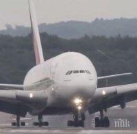 Мексикански самолет кацна принудително заради повреда в двигателя