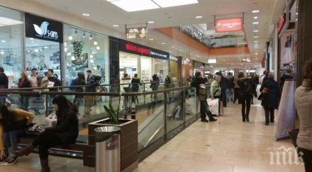 предколедна истерия завладя столичани моловете пръскат шевовете пазаруващи последния момент снимки