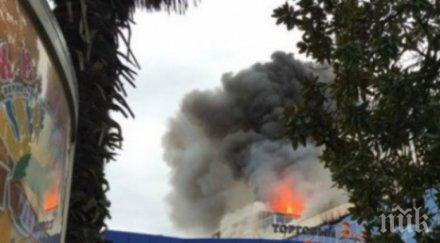 пожар бушува руски търговски център видео