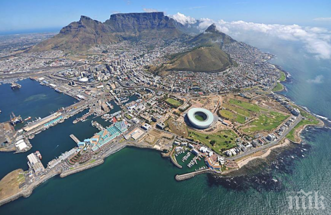 Стотици посещават Кейптаун - една от най-добрите туристически дестинации