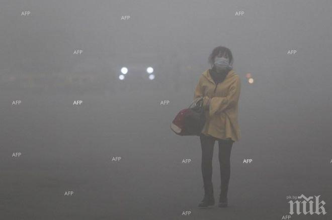 Червени кодове заради смог в Китай