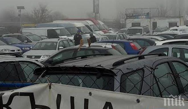 САМО в ПИК! Чудо-невиждано на Горубляне! Българите зарязаха моловете и се втурнаха да купуват коли навръх Коледа! 