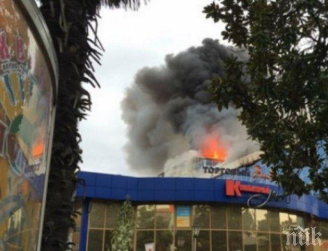 Пожар бушува в руски търговски център (видео)