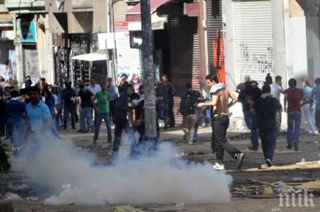 Сблъсъци между полицията и въоръжени крайнолеви активисти са избухнали в Истанбул
