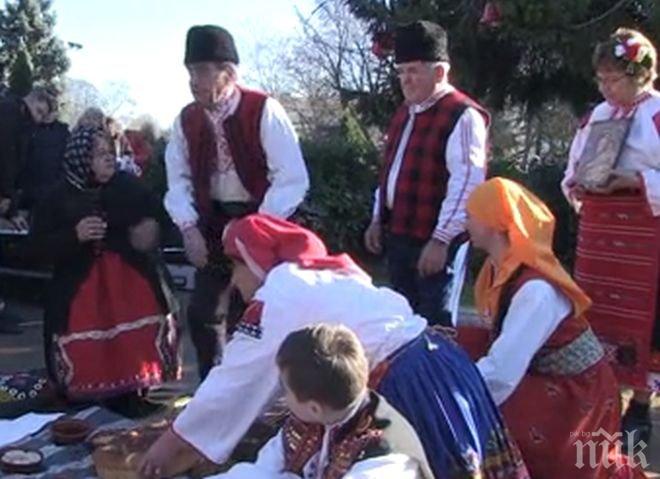 ПИК TV: Коледари пренесоха трапезата за Бъдни вечер на площада в Русе