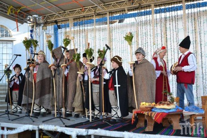 Коледарски песни огласиха центъра на град Казанлък в навечерието на Рождество