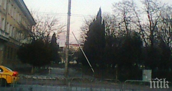 Опасност дебне варненските ученици! Вижте как стигат до школата