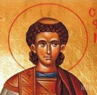 Дариха нова царска икона на Св. Стефан на храм в Бургас
