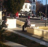 Клошари пробутват марихуана пред театъра в Пазарджик