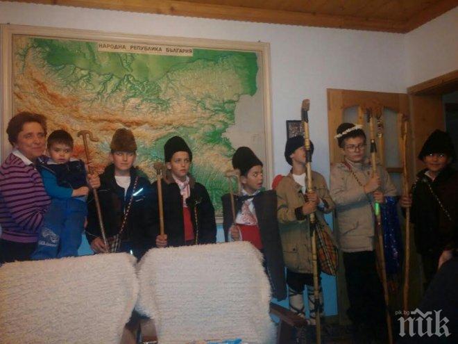 Коледари поздравиха смолянския депутат от БСП Дора Янкова