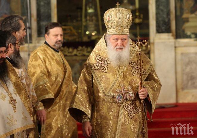 Със свещ и вяра в душите започна Коледният ден
