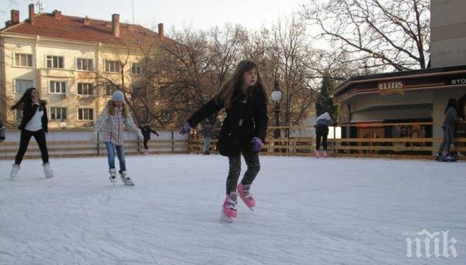 Кънки на лед в Коледния ден 