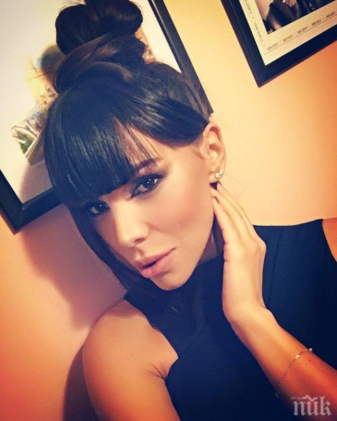 Алисия с чужда прическа