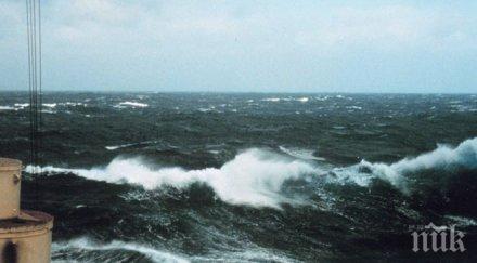 силен вятър морето