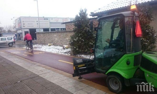 Чистота обработва критичните точки и велоалеите в Пловдив