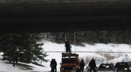 опасни висулки стърчат околовръстното снимка