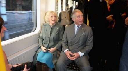 принц чарлз пръв път качи лондонското метро снимки