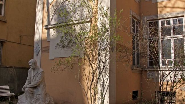 Къщата-музей на Яворов в София се руши