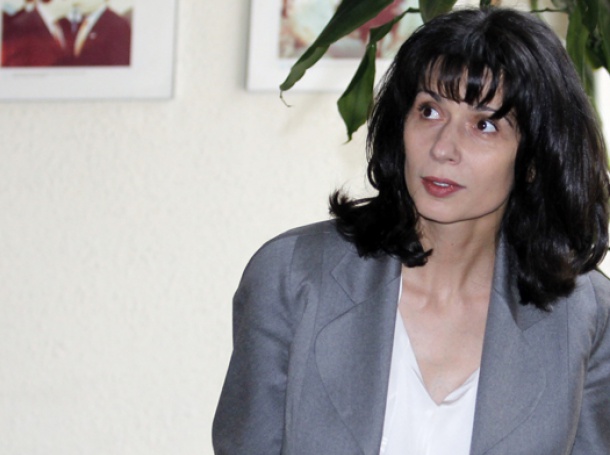 Кабинетът натисна БТК да скъса договор с жената на Станишев