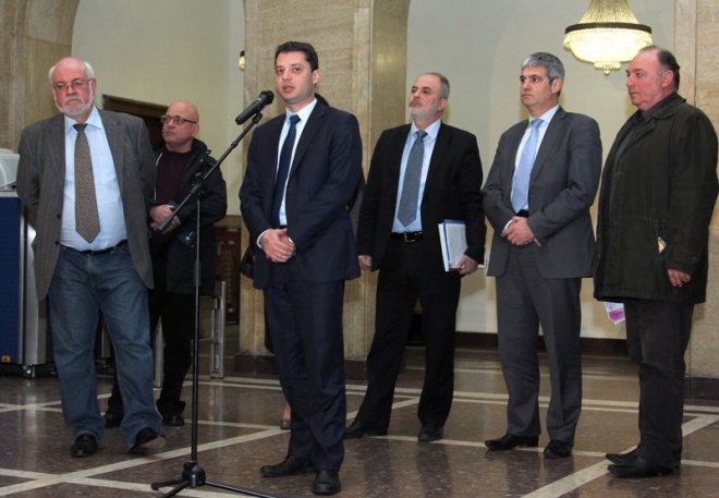 Правителството ще търси работа на служители от ВМЗ